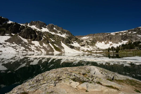 Озеро Одиночество Айсбергом Плывущим День Голубого Неба — стоковое фото