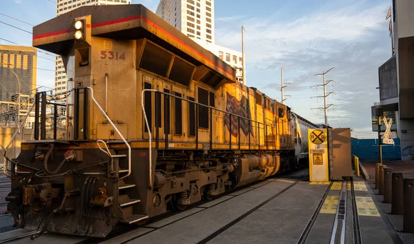 ニューオーリンズ中心街を通る機関車 — ストック写真