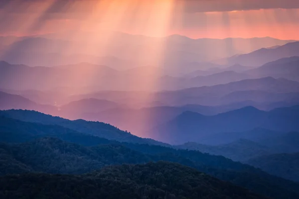 Mirando Través Rayos Sol Sobre Las Montañas Blue Ridge — Foto de Stock