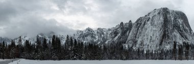 Yosemite Vadisi 'nde Karla kaplı Kaya Duvarları Panoraması