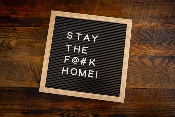 Stay Home Messaggio Centrato Uno Sfondo Legno — Foto Stock