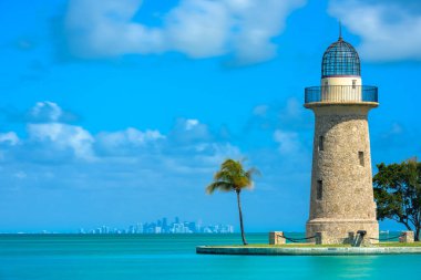 Sakin bir günde Boca Chita Deniz Feneri ve Miami Skyline