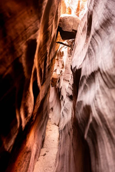 Boulder Wedged Slot Canyon Rode Rotsen — Stockfoto
