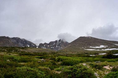 Colorado dağlarındaki Alp Dağları 'nda Bulutlar ve Sis Yuvarlanıyor