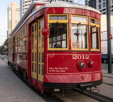 New Orleans, ABD: 1 Mart 2020: Fransız Market Tramvayı sessiz New Orleans caddesine park ediyor