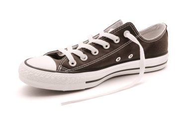 Beyaz arka planda kahverengi spor ayakkabı