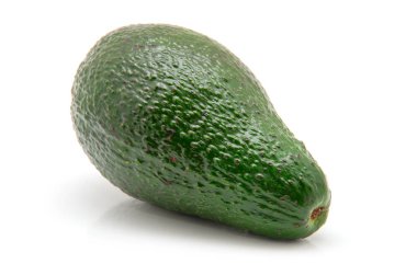 Avokado beyaz üzerine izole