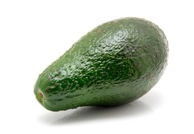 Avokado beyaz üzerine izole