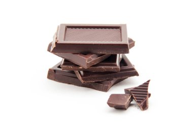 Bir çikolatanın kabaca kesilmiş parçaları.