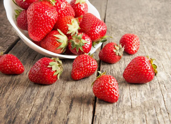 Tahta masada olgun kırmızı çilekler.