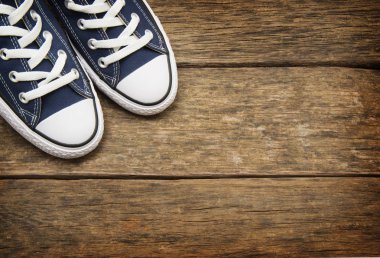 Arka planda spor ayakkabıları