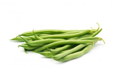 Beyaz arka planda çok az yeşil Fransız fasulyesi izole edilmiş.