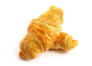 Beyaz arka planda taze ve lezzetli kruvasan.