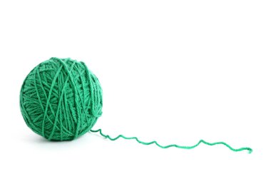 Beyaz arkaplanda iplik yumağı