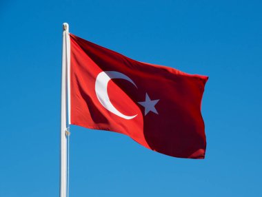 Mavi gökyüzünde dalgalanan Türk bayrağı