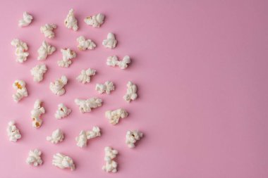 Pembe arkaplan dokusunda patlamış mısır