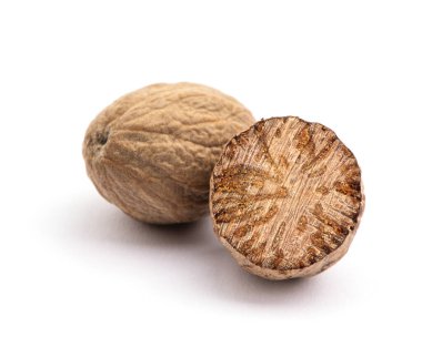 Hindistan cevizi beyaz arkaplanda izole edildi