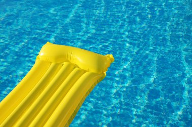 Havuzdaki Suyun Üzerinde Hava Yatağı