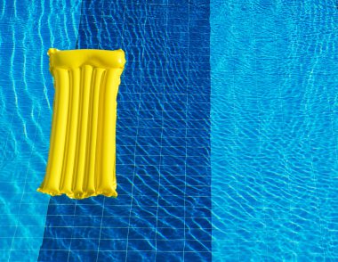 Havuzdaki Suyun Üzerinde Hava Yatağı