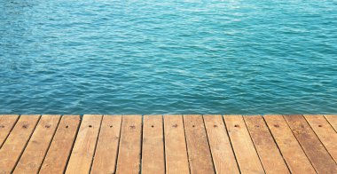 Bulanık deniz arka planında ahşap masa. Yaz, doğa kavramları.