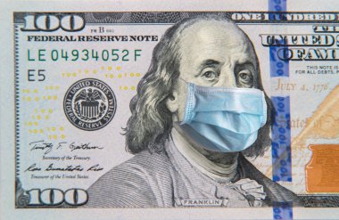 Beyaz arka planda izole edilmiş 100 dolarlık banknottaki Benjamin Franklin. Paranın krizden korunması kavramı.