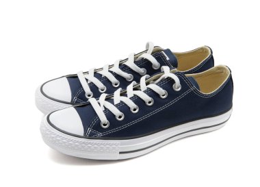 Bir çift yeni spor ayakkabı.