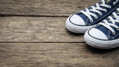 Arka planda spor ayakkabıları