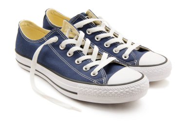 Bir çift yeni spor ayakkabı.