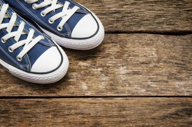 Arka planda spor ayakkabıları