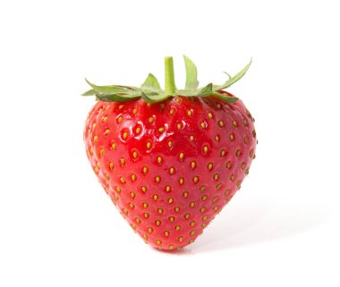 Çilek beyaz arkaplanda izole edildi