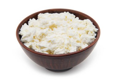 Taze tahıllı süzme peynir, beyaz arka planda izole edilmiş..