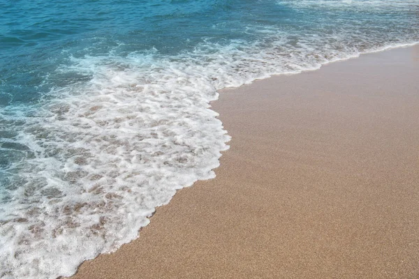 Kumlu Sahilde Yumuşak Bir Mavi Deniz Dalgası — Stok fotoğraf