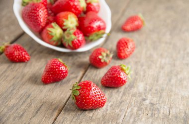 Tahta masada olgun kırmızı çilekler.