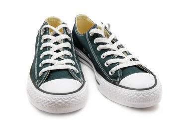 Bir çift yeni spor ayakkabı.