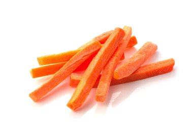 Beyaz arka planda soyutlanmış çiğ havuç.