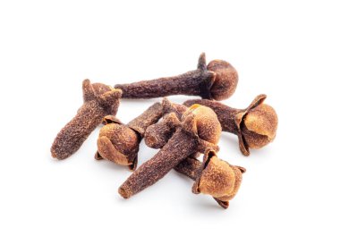 Beyaz arkaplanda baharat karanfilleri