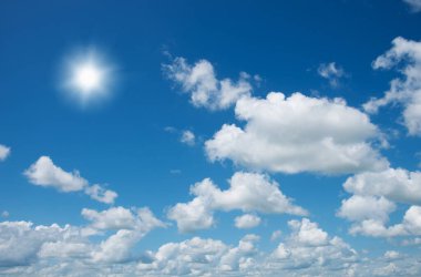 Mavi gökyüzünde beyaz bulutlar.