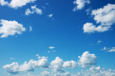 Mavi gökyüzünde beyaz bulutlar.