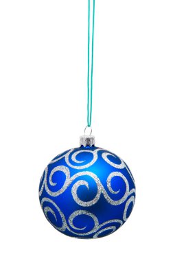 Mavi Noel oyuncak topu, beyaz arka planda izole edilmiş.