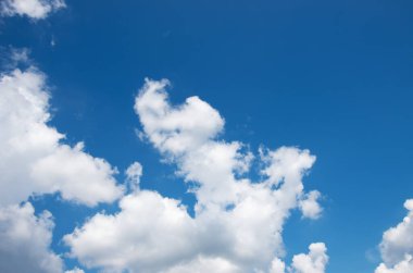 Arkaplanı bulutlu gökyüzü