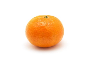 Mandarin beyaz arkaplanda izole edildi