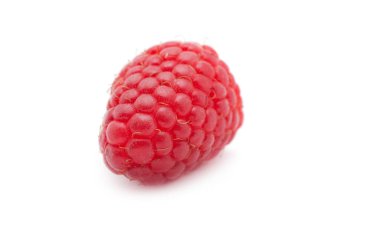 Beyaz arkaplanda yalıtılmış ahududu