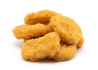 Kızarmış tavuk külçeleri beyaza izole edilmiş.