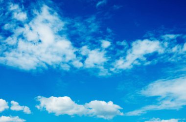 Mavi gökyüzünde beyaz bulutlar.