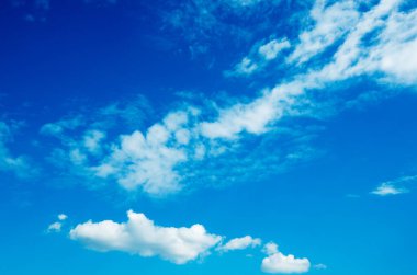 Mavi gökyüzünde beyaz bulutlar.