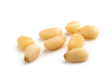 Beyaz arka planda Sedir Çamı fındıkları