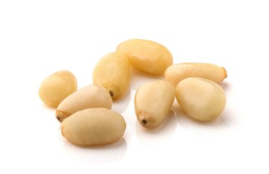 Beyaz arka planda Sedir Çamı fındıkları