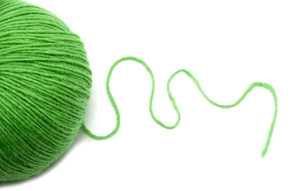 Green Yarn Ball Auf Weißem Hintergrund — Stockfoto