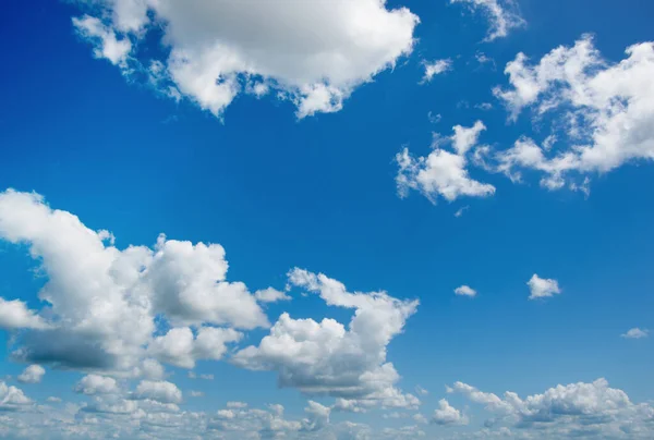 白い雲と青い空の背景 — ストック写真