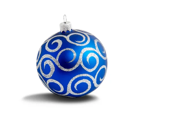 白い背景に隔離された青いクリスマスのおもちゃのボール — ストック写真